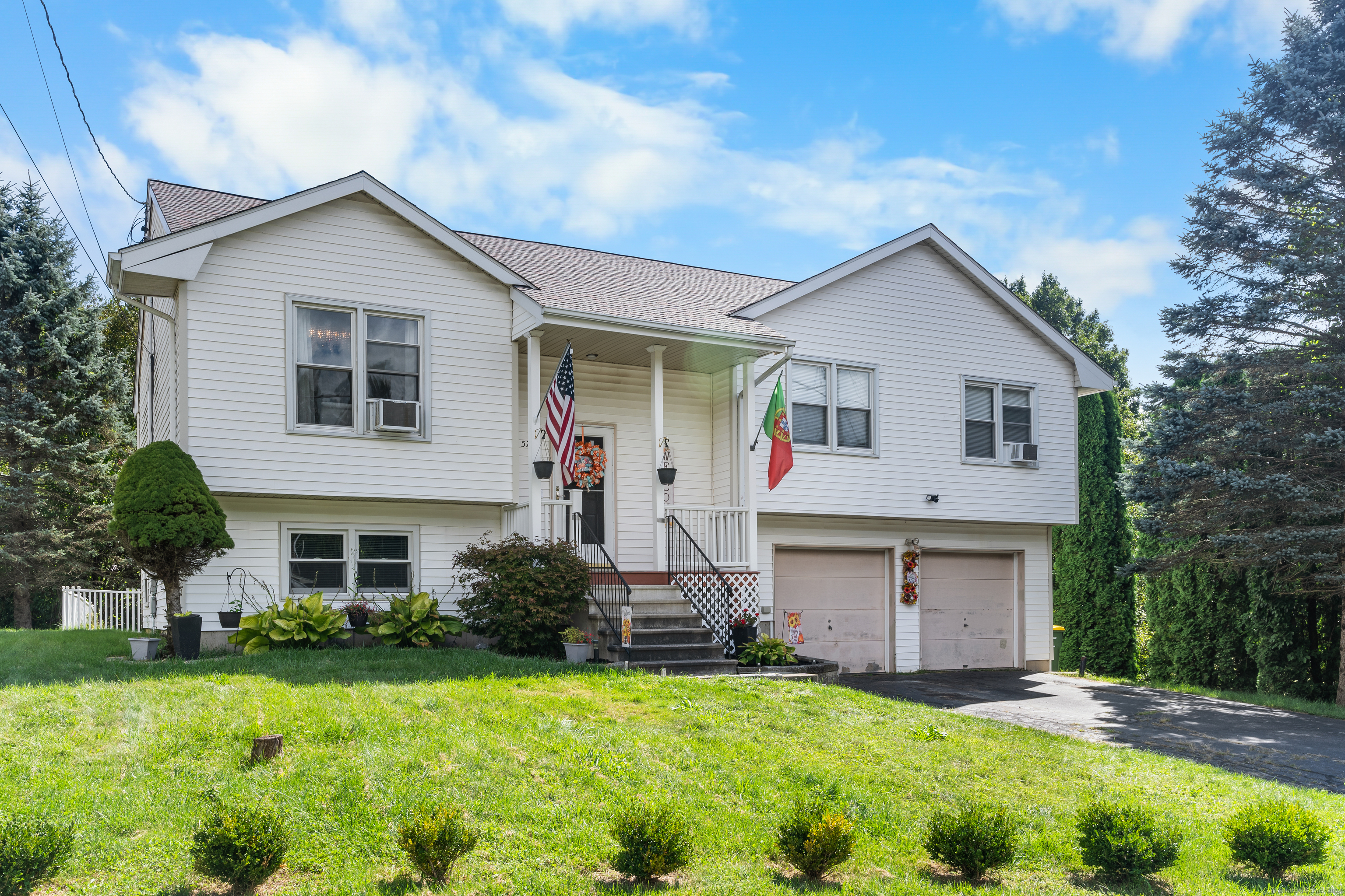 Oakcrest Cir, Waterbury, CT 06708