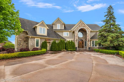 10611 Lighthouse Pt, South Lyon, MI, 48178-9294 | Card Image