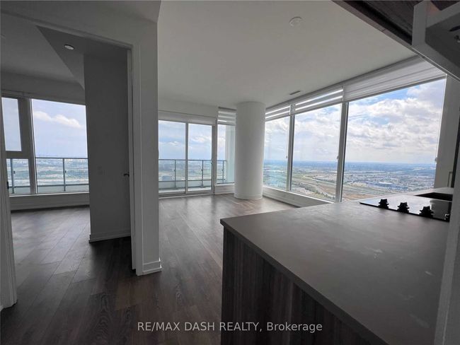 5009 - 5 Buttermill Ave, Condo with 3 bedrooms, 2 bathrooms and 1 parking in Vaughan ON | Image 6