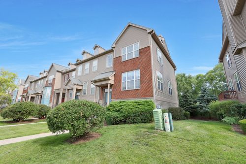 64 Village Station Ln, Grayslake, IL, 60030-2427 | Card Image