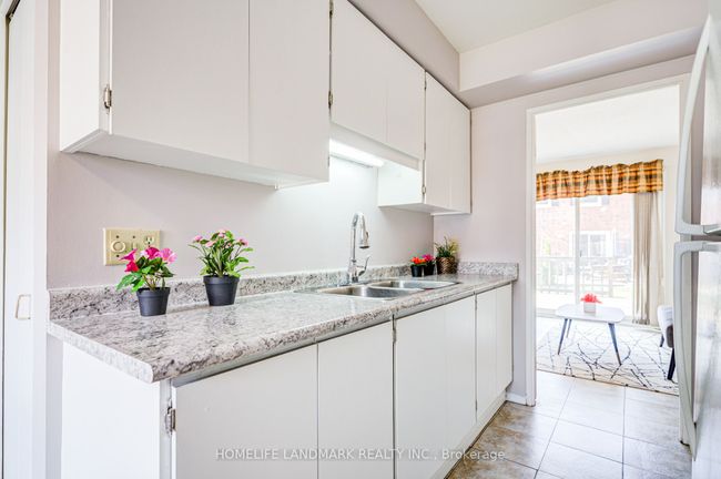 2 - 401 Keats Way, Condo with 5 bedrooms, 3 bathrooms and 1 parking in Waterloo ON | Image 11