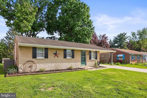 832 Hartman Ave, Hanover, PA, 17331-5004 | Card Image