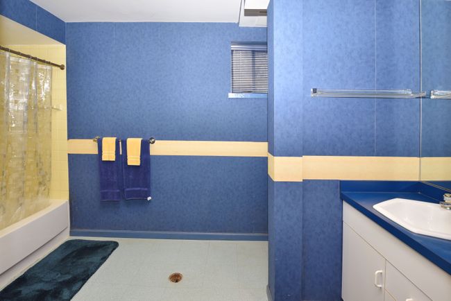 lower level bath | Image 39