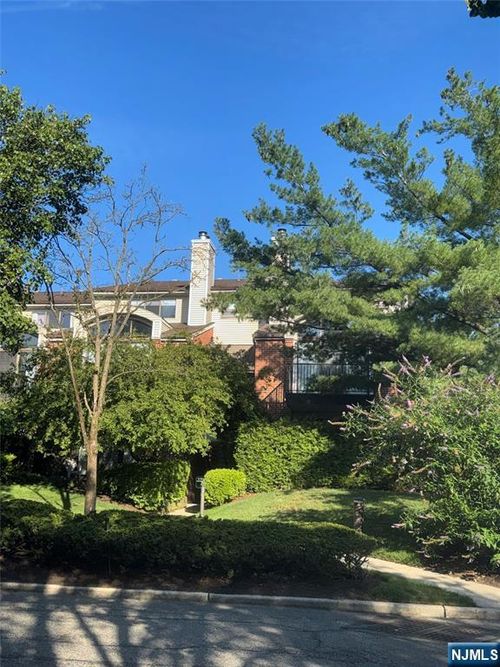 10 Wadsworth Ct, Teaneck, NJ, 07666-6480 | Card Image