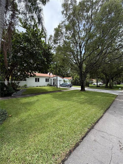 62 Nw 105th St, Miami Shores, FL, 33150-1242 | Card Image