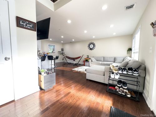 71 Penn St, Lake Grove, NY, 11755-3104 | Card Image