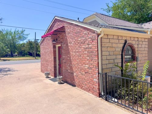 902 W Pearl St, Granbury, TX, 76048-2052 | Card Image