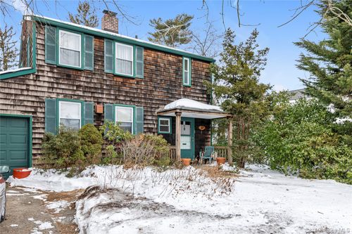 27 Deepdale Pkwy, Roslyn Heights, NY, 11577-2301 | Card Image