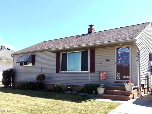 15616 Greendale Rd, Maple Heights, OH, 44137-3716 | Card Image