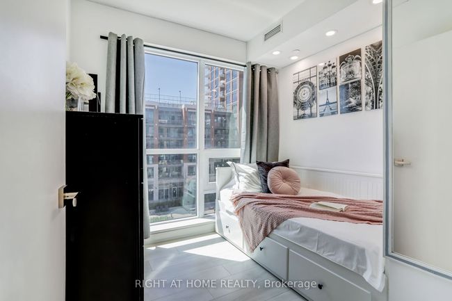 402 - 31 Tippett Rd, Condo with 4 bedrooms, 2 bathrooms and 1 parking in Toronto ON | Image 8