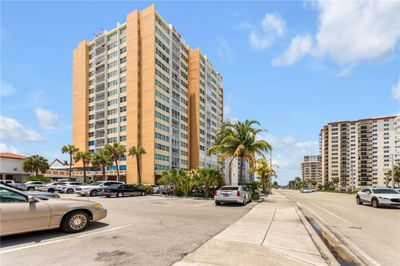 PH-1702 - 1410 S Ocean Dr, Condo with 2 bedrooms, 2 bathrooms and null parking in Hollywood FL | Image 3