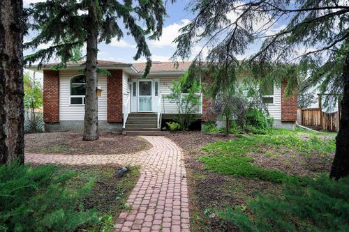 5212 43 Ave, Camrose, AB, T4V0A2 | Card Image