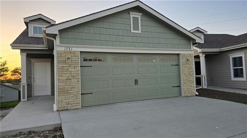1731 Elderberry Ln, Ottawa, KS, 66067-7502 | Card Image