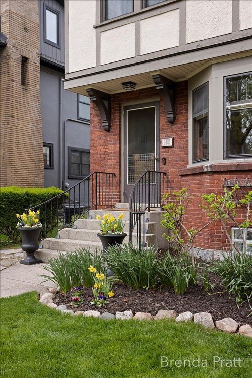 533 Gladstone Dr Se, East Grand Rapids, MI, 49506-2816 | Card Image
