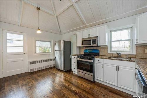 32 Grove St, Glenwood Landing, NY, 11547-3060 | Card Image