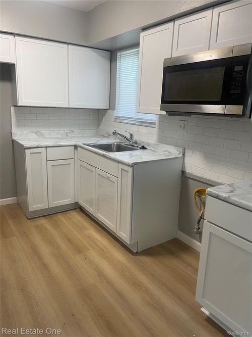 28148 Fairfax St, Southfield, MI, 48076-7106 | Card Image