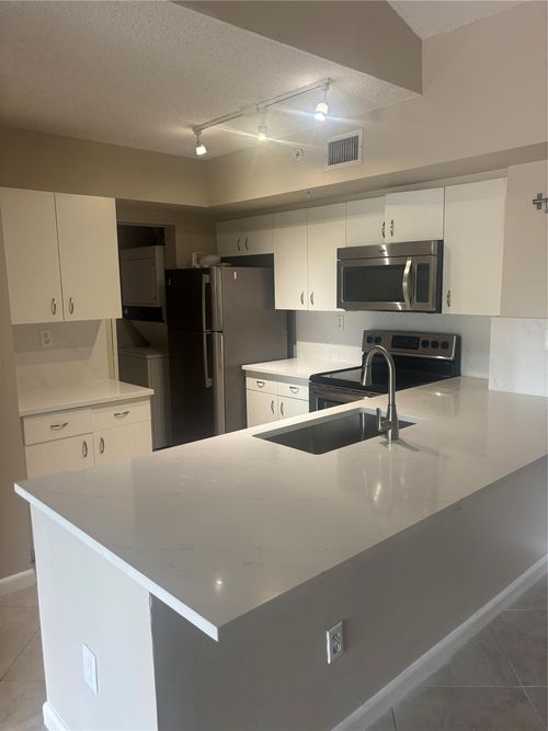 apt-305-2640 S University Dr, Davie, FL, 33328-1478 | Card Image
