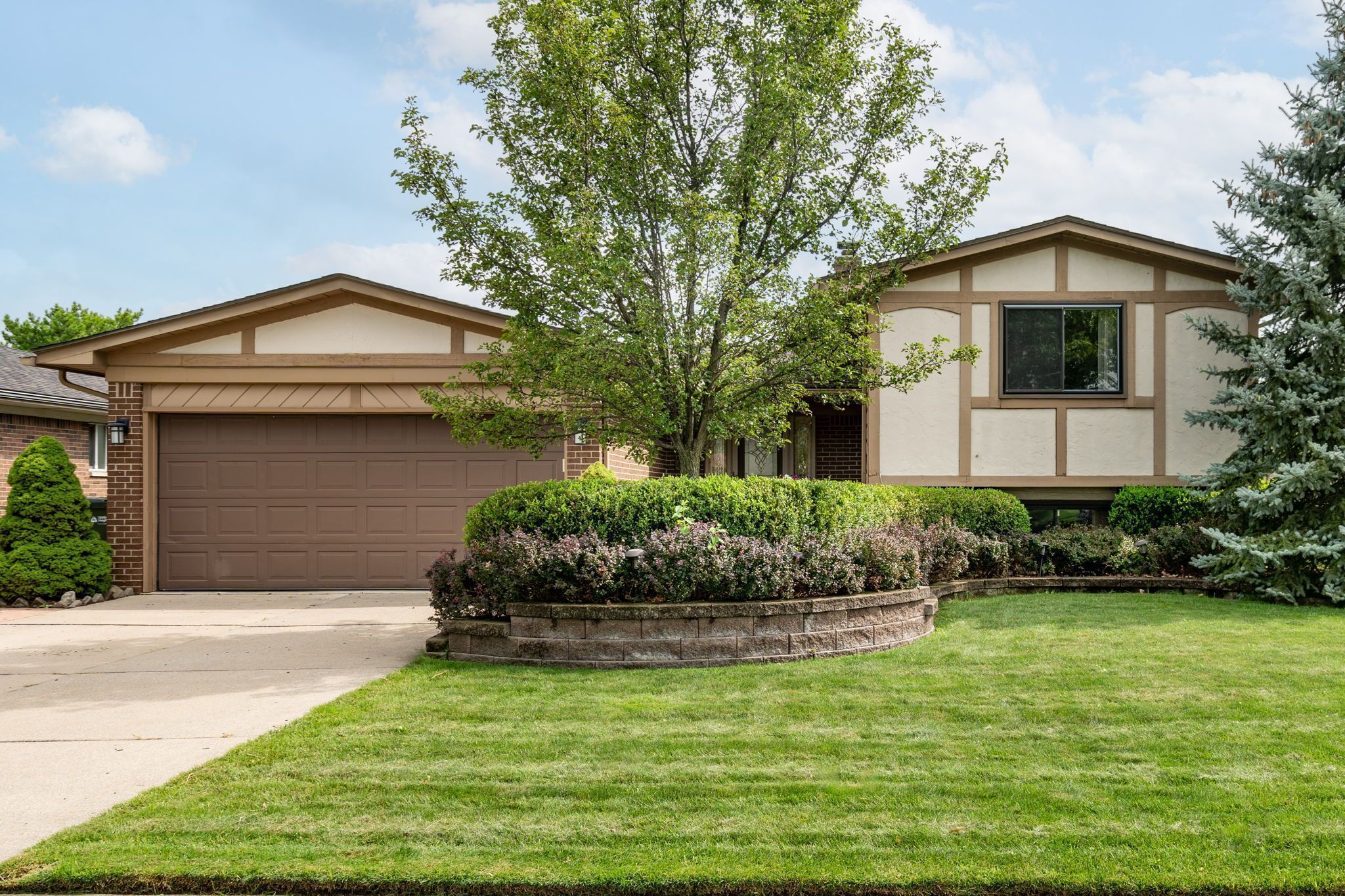 Admiral Dr, Sterling Heights, MI 48310