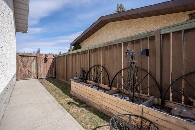 7107 43 Avenue, Home with 4 bedrooms, 2 bathrooms and 2 parking in Camrose AB | Image 24