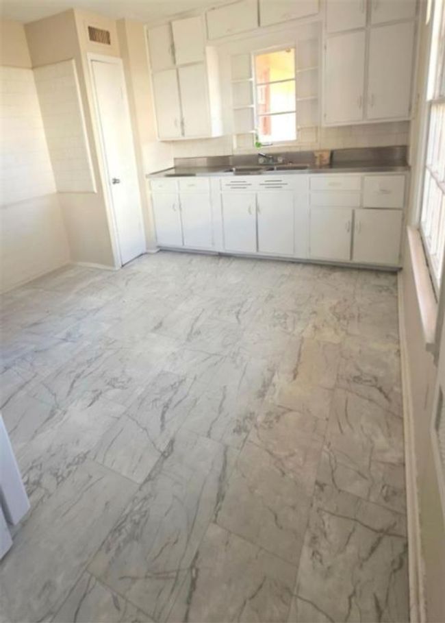 504 W Burleson St, House other with 4 bedrooms, 2 bathrooms and null parking in Wharton TX | Image 4