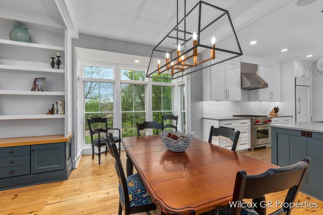Open dining features private views through a floor to ceiling bay area with palatial windows. | Image 9