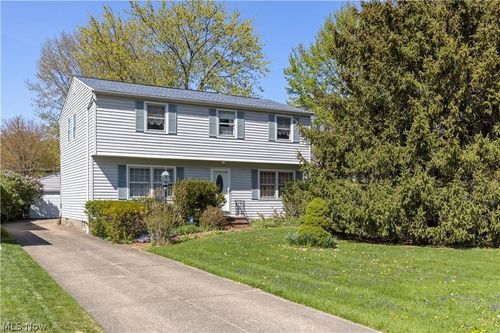 8295 Mentorwood Dr, Mentor, OH, 44060-3843 | Card Image