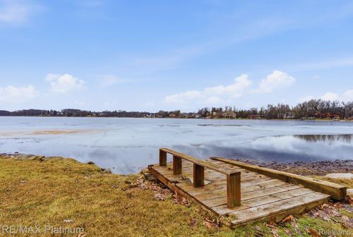 3340 Pineridge Ln, Brighton, MI, 48116-9429 | Card Image