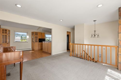 10 Pine Pl, Lindenhurst, NY, 11757-6319 | Card Image