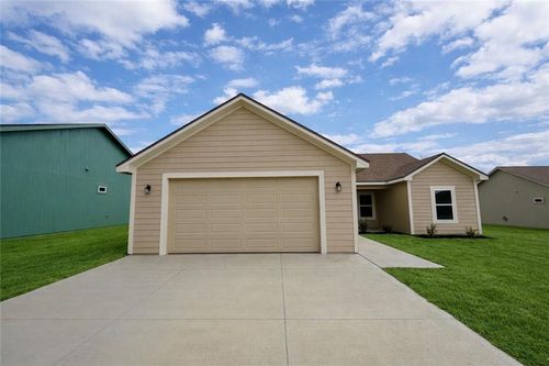 1305 Ne Redwood Ct, Oak Grove, MO, 64075-5500 | Card Image