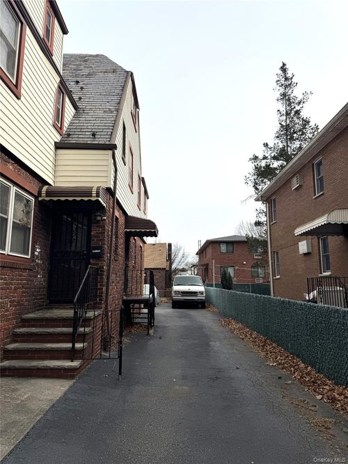 1r-4017 194th St, Flushing, NY, 11358-3019 | Card Image