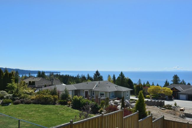 6217 Oracle Road, House other with 3 bedrooms, 2 bathrooms and null parking in Sechelt BC | Image 3