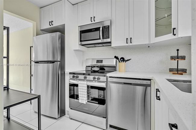 4107 Ne 21 St Ter, Townhouse with 1 bedrooms, 2 bathrooms and null parking in Lighthouse Point FL | Image 7