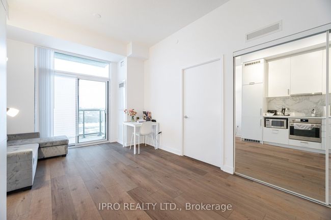 911 - 60 Honeycrisp Cres, Condo with 2 bedrooms, 1 bathrooms and null parking in Concord ON | Image 11