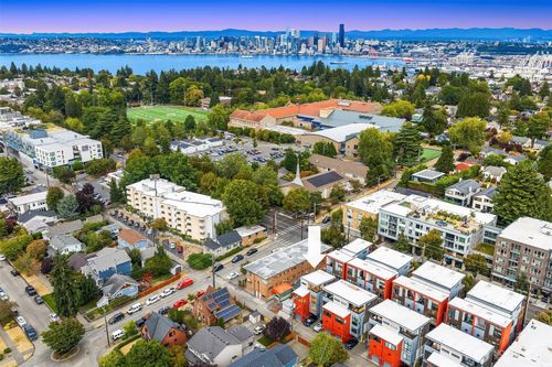3211 California Ave Sw, Seattle, WA, 98116-3304 | Card Image