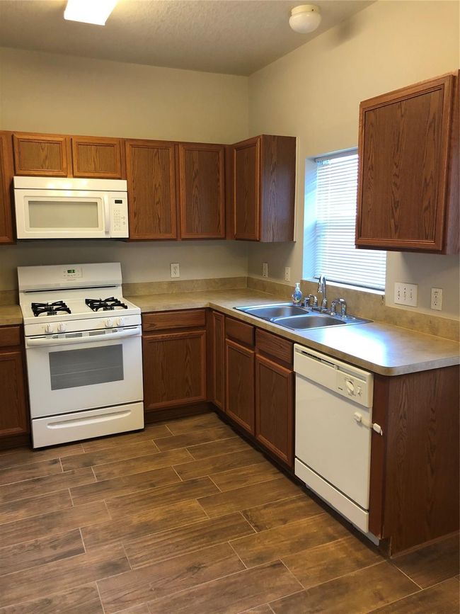 2011 Rustling Trees Way, Townhouse with 2 bedrooms, 2 bathrooms and 2 parking in Spring TX | Image 4