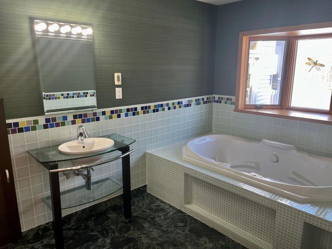 East bdrm with whirlpool | Image 33
