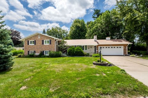 1127 Highland Park Dr, Bettendorf, IA, 52722-4163 | Card Image