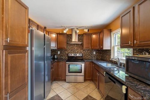 8 Spruce Ave, Bethpage, NY, 11714-1520 | Card Image