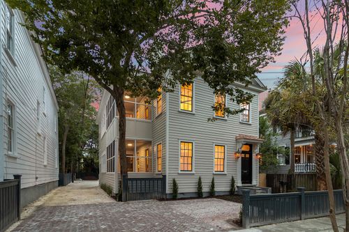 19 Smith St, Charleston, SC, 29401-1705 | Card Image