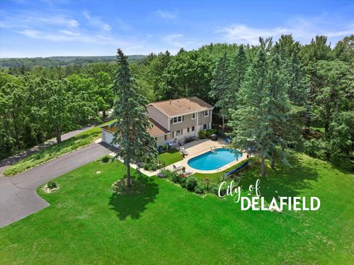 2925 Meadow Ln, Hartland, WI, 53029-9396 | Card Image
