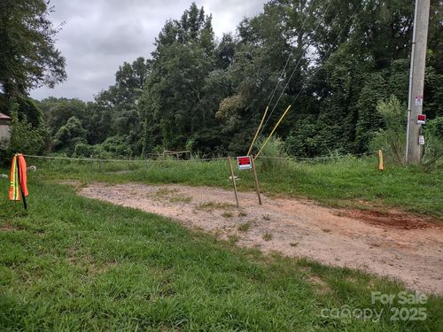 335 Southfork Meadows Rd, Gastonia, NC, 28052-8768 | Card Image