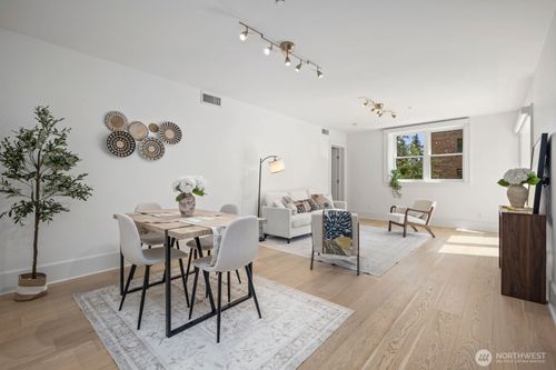 3-1 Ward St, Seattle, WA, 98109-3627 | Card Image