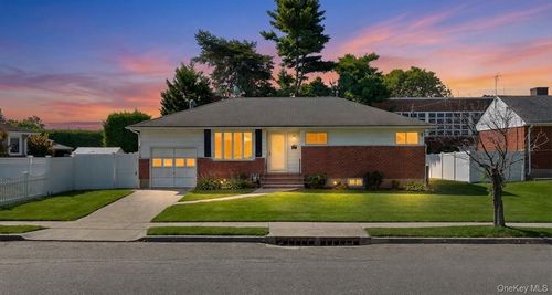 71 6th Street, Oyster Bay, NY, 11801 | Card Image