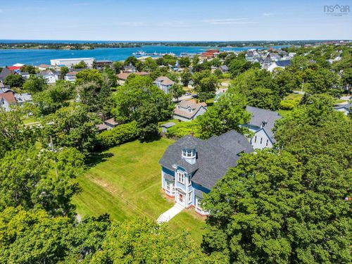 42 Queen St, Yarmouth, NS, B5A3Y5 | Card Image