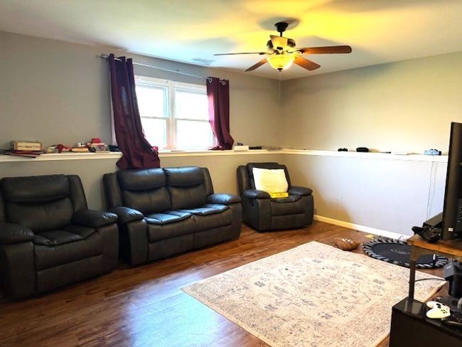 962 Crestville Ct, Home with 3 bedrooms, 2 bathrooms and 1 parking in Gurnee IL | Image 6