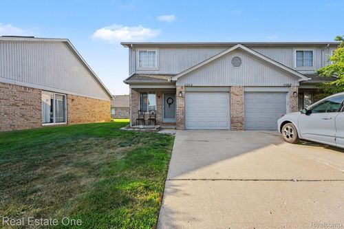 45-23312 Bunte Ct, Trenton, MI, 48183-5404 | Card Image