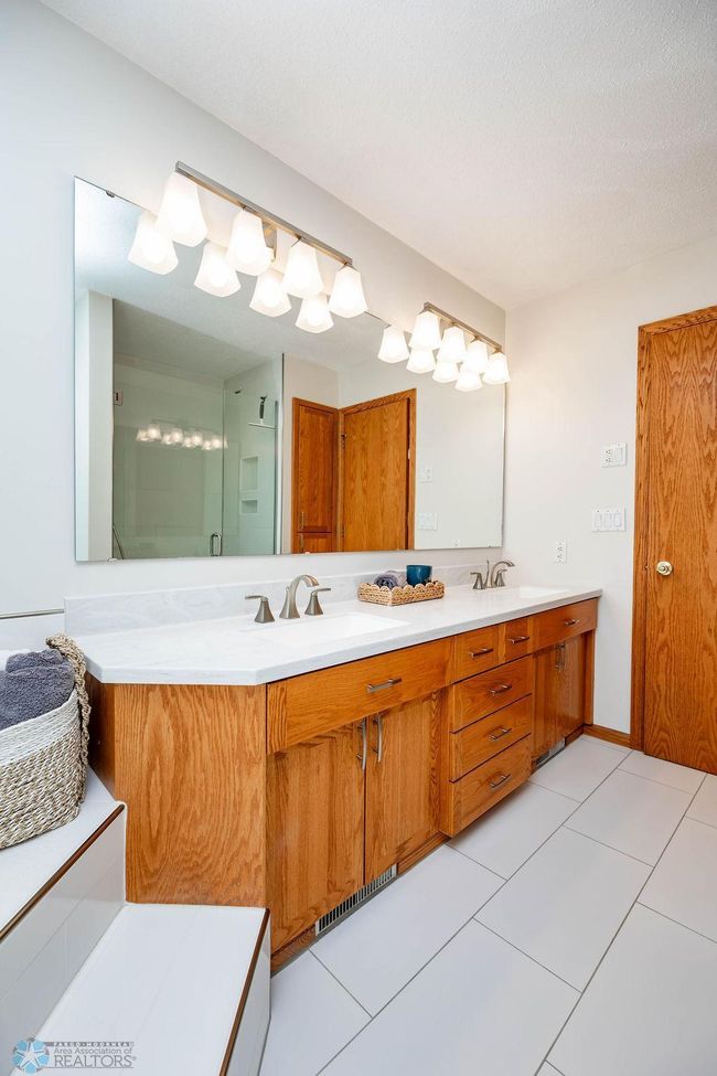 Double sinks w/corian counter | Image 37
