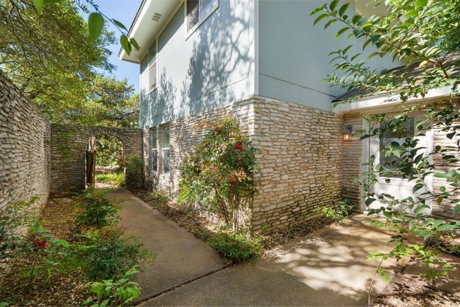 Private enclosed courtyard. | Image 19