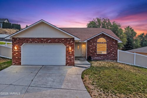 613 N 9th St, Selah, WA, 98942-9350 | Card Image
