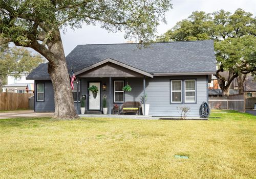 711 4th St, Sealy, TX, 77474-2619 | Card Image